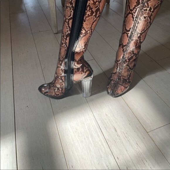 WILD DIVA SNAKE MOTIF PVC BOOTS. NEW. - Picture 6 of 7